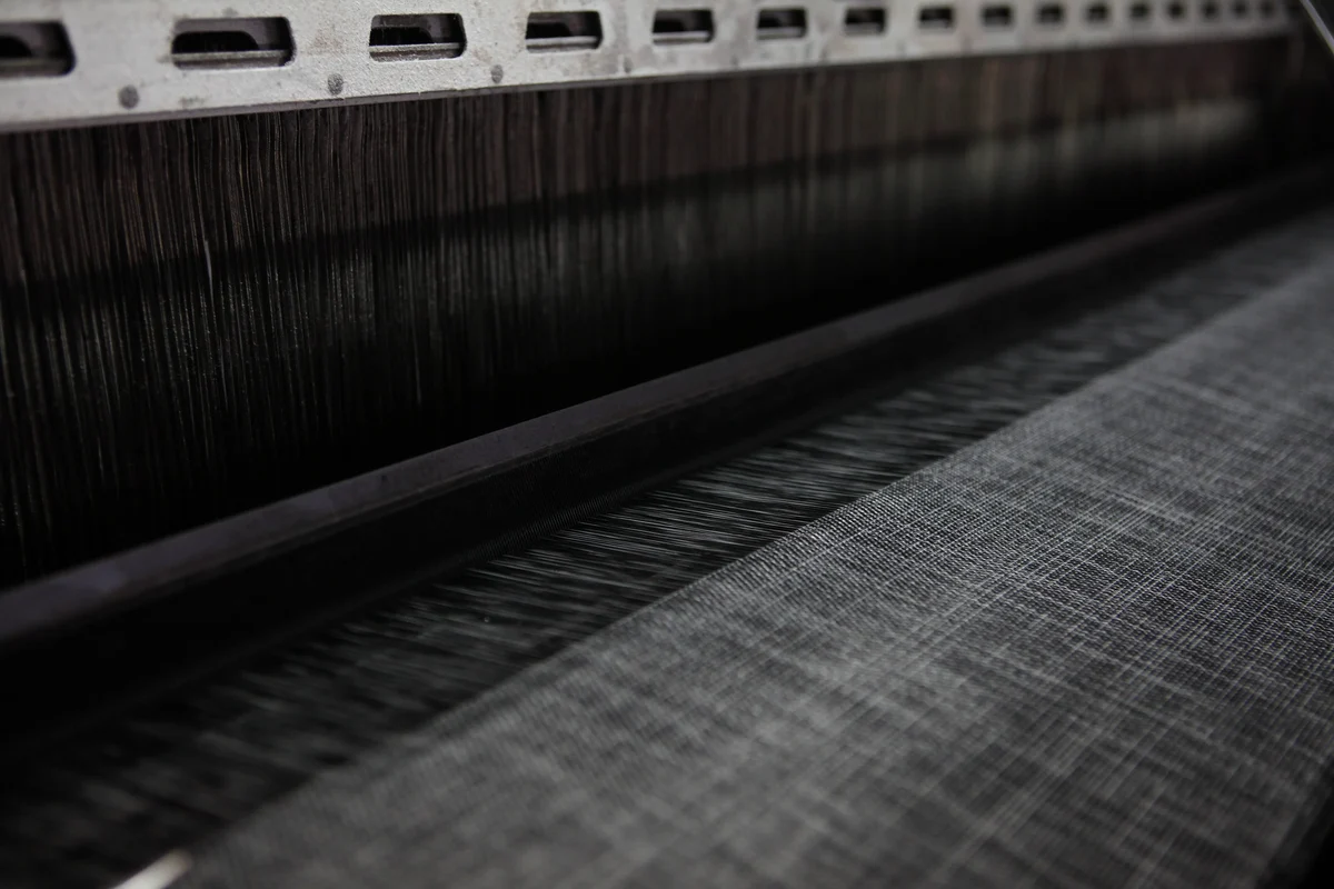 Warp threads and woven fabric on a working loom